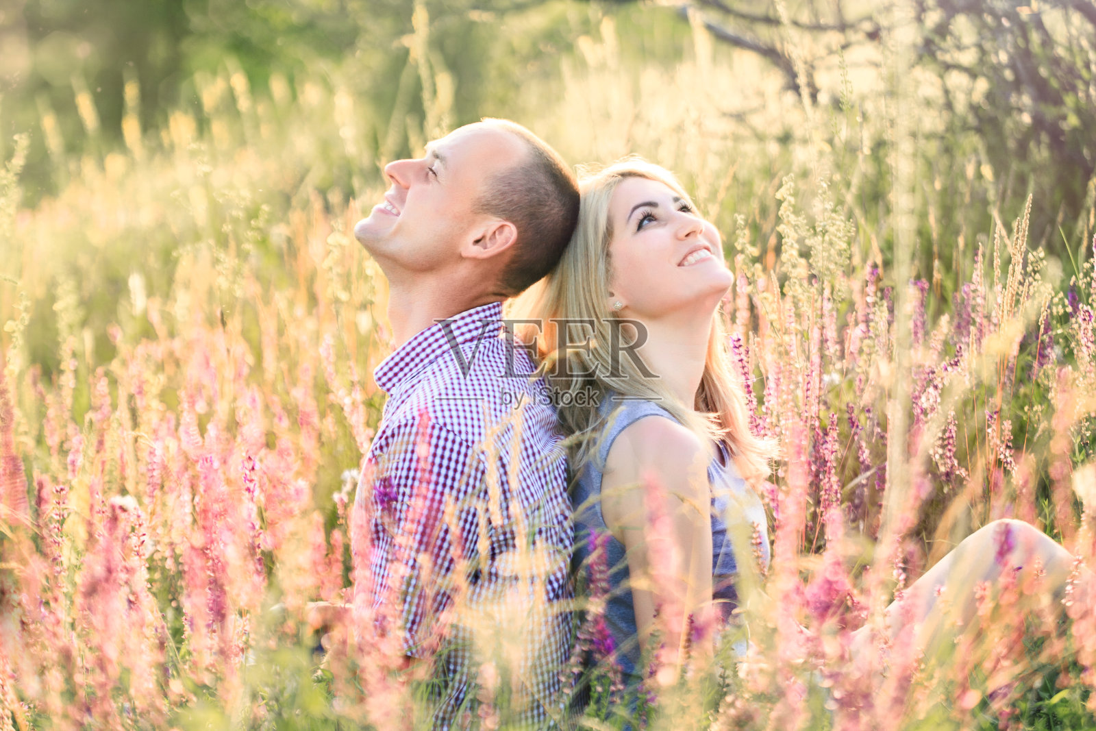 有魅力的男女坐在大自然上。照片摄影图片