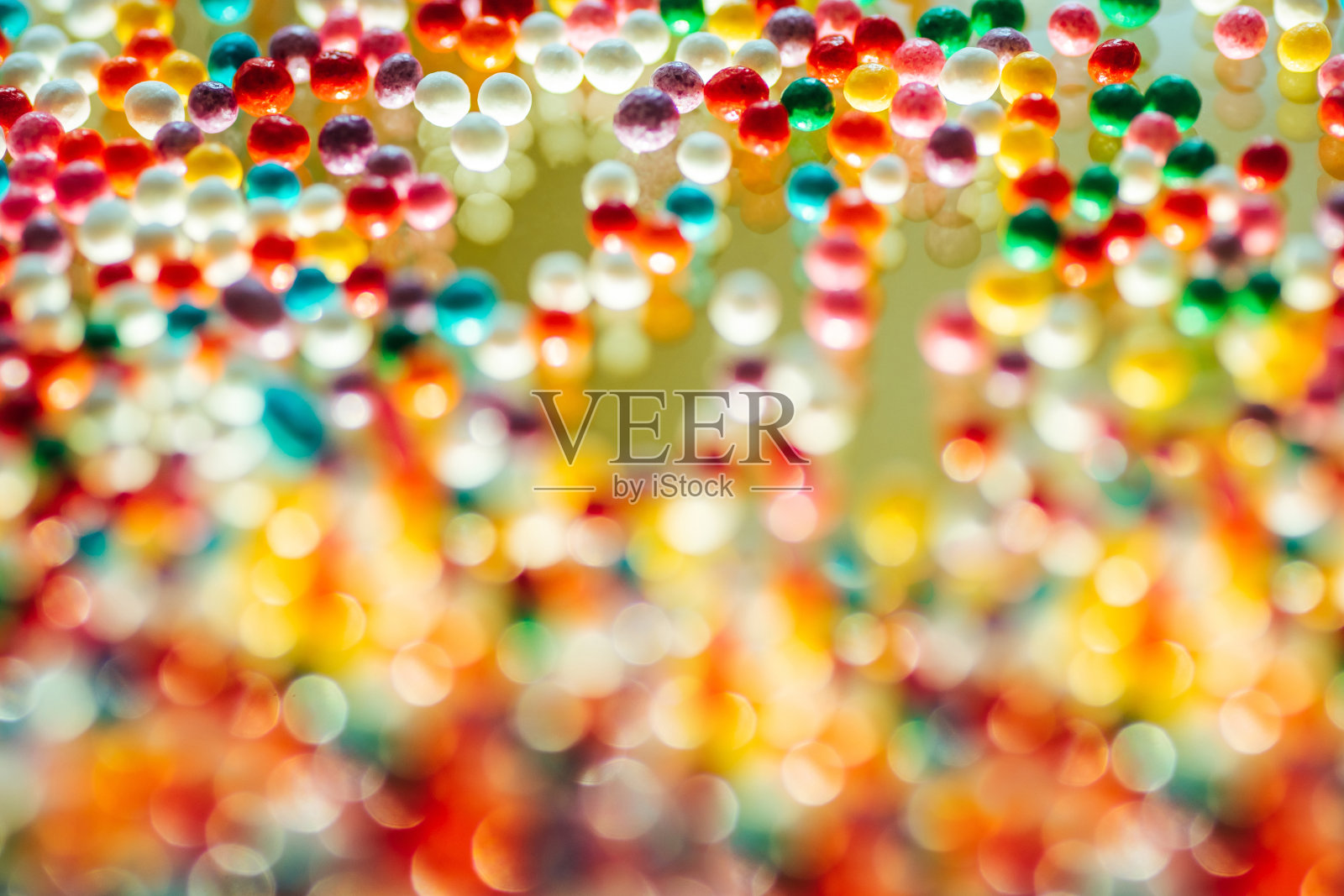 绿色背景上的彩色糖果点照片摄影图片