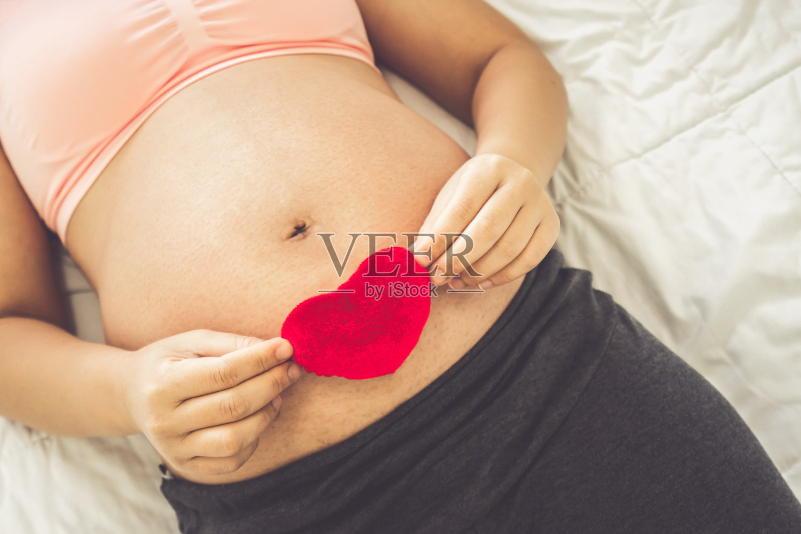 快乐的孕妇和即将出生的孩子在家里。照片摄影图片