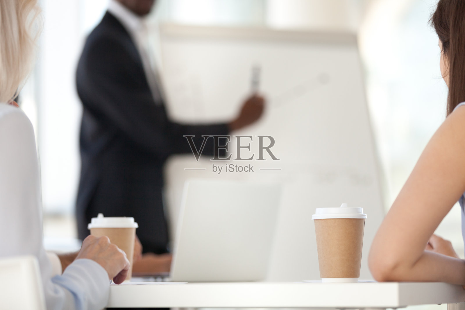 员工在公司会议上与非裔美国人演讲者，教练照片摄影图片