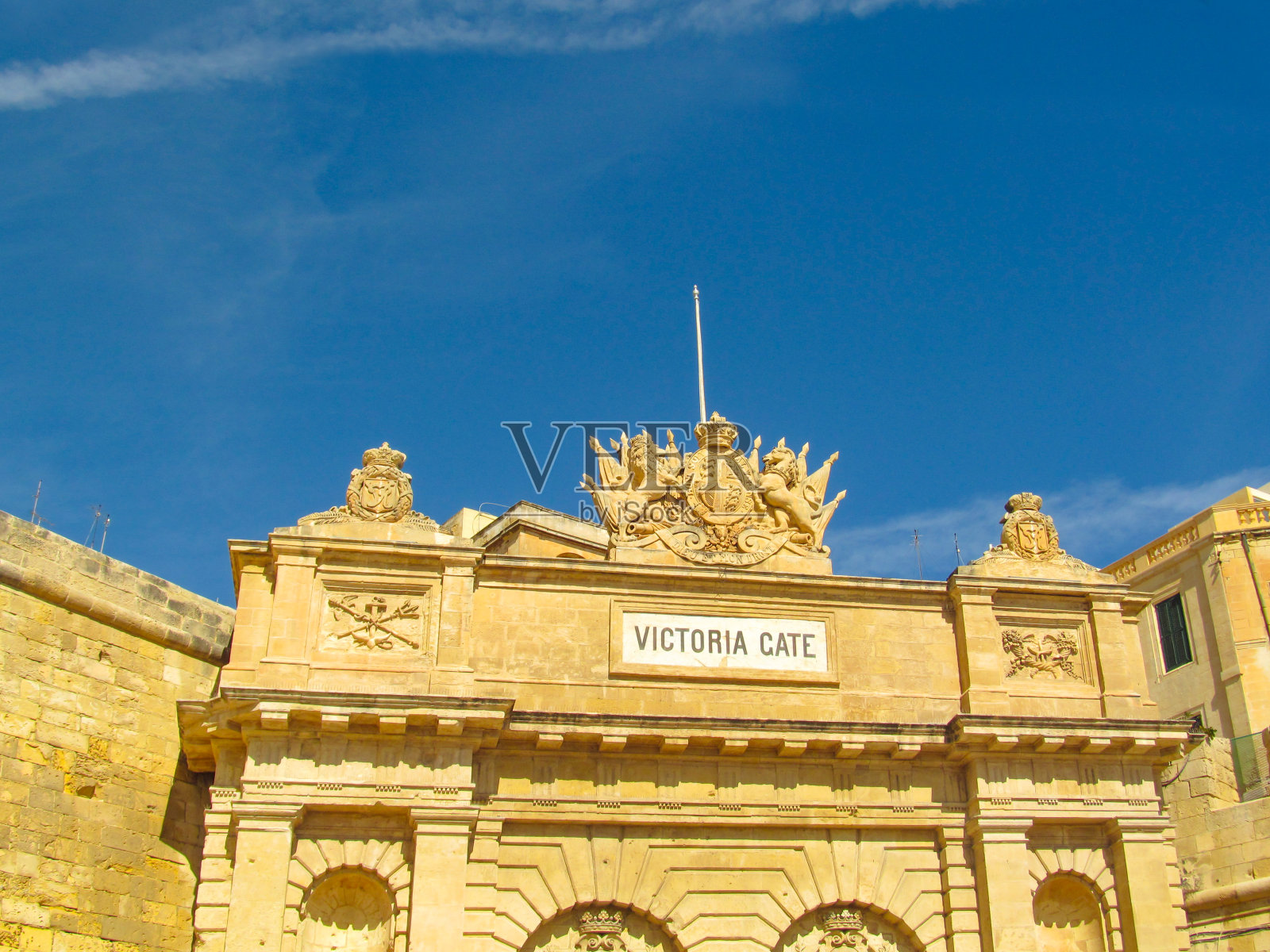 维多利亚大门和蓝天。瓦莱塔,马耳他。照片摄影图片
