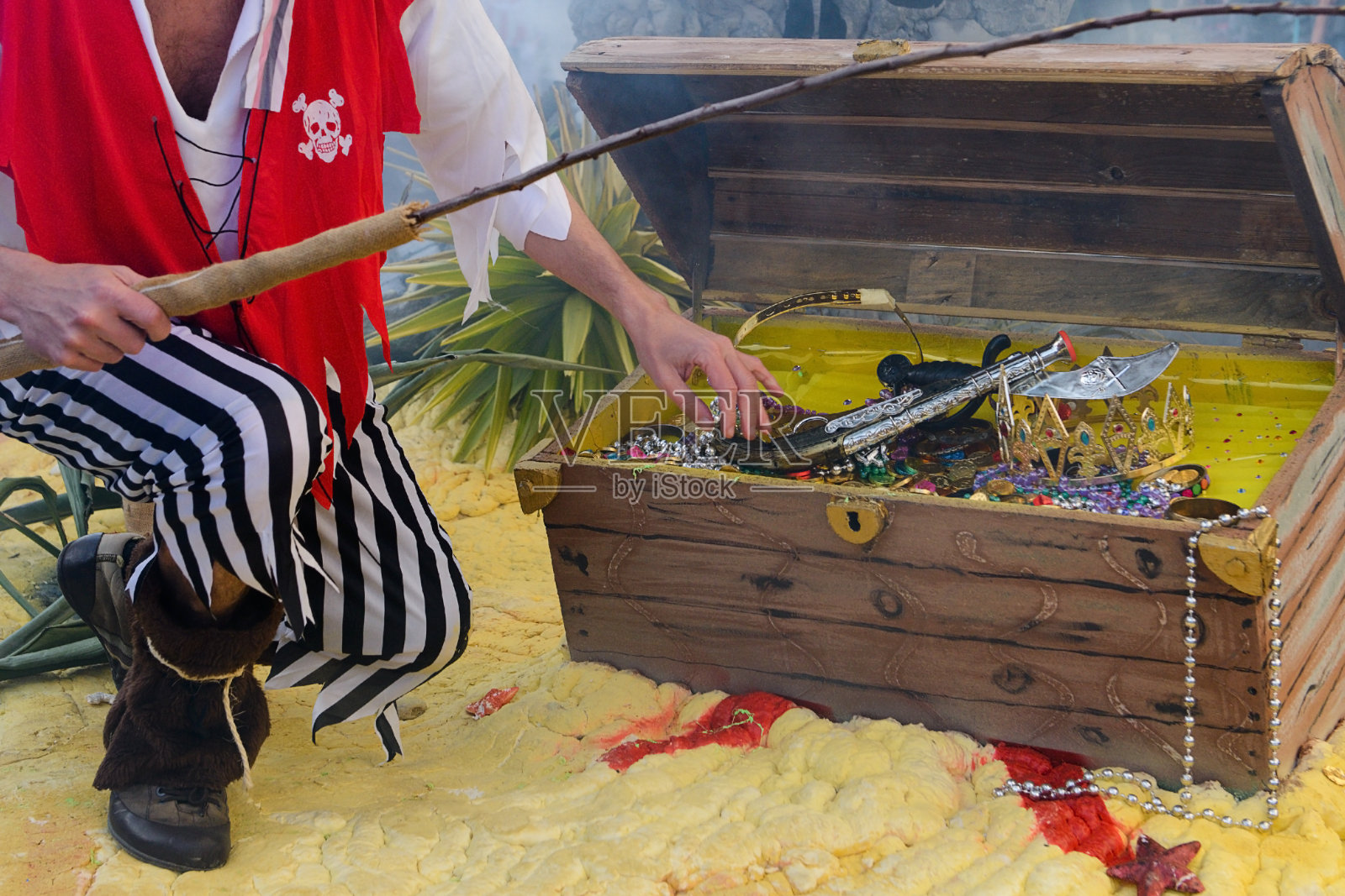 海盗和木制财宝箱照片摄影图片