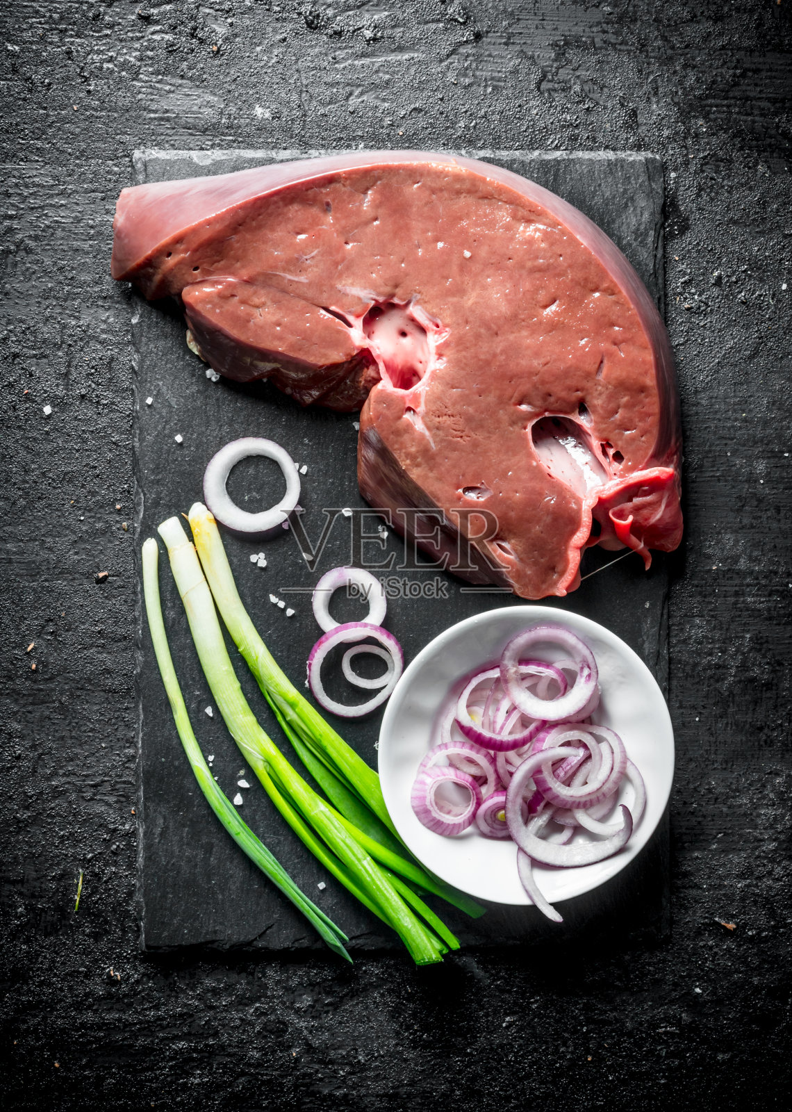 生肝配葱花。照片摄影图片