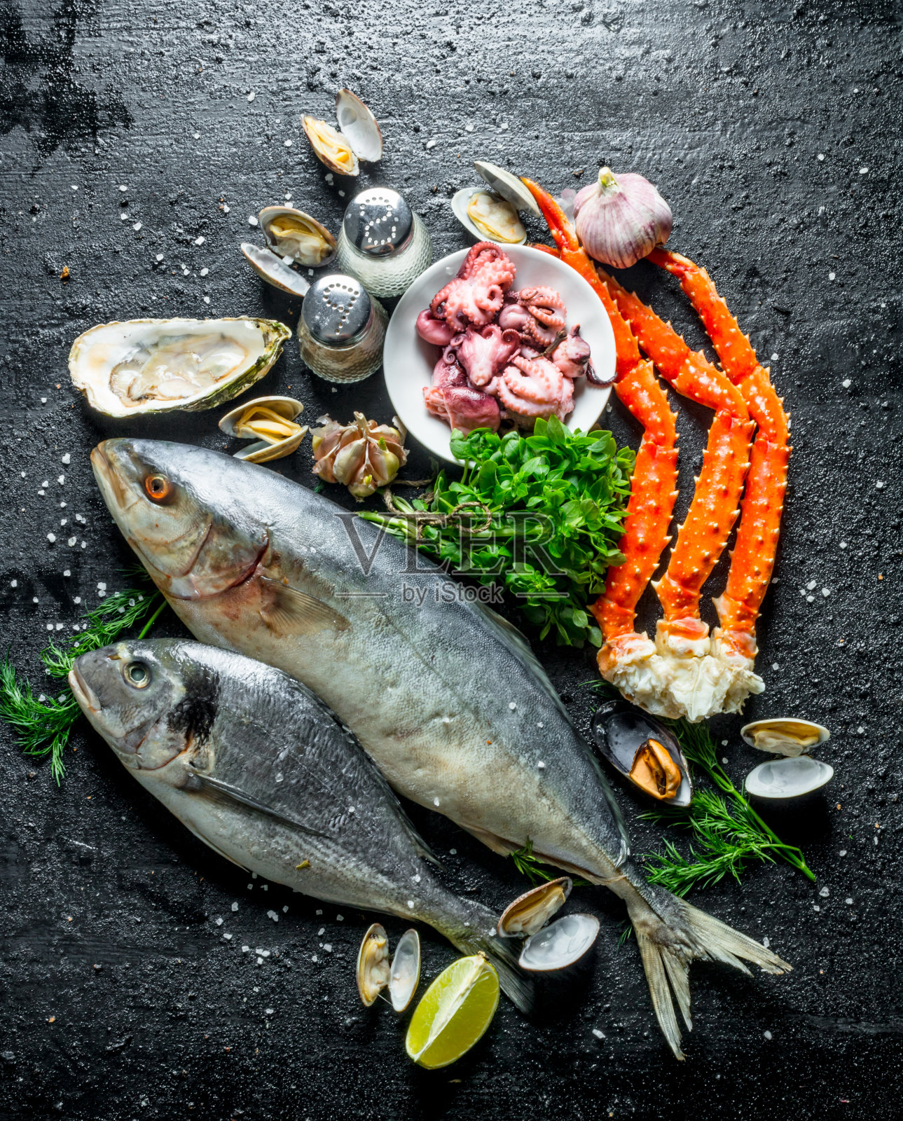 海鲜。不同的鱼与牡蛎，螃蟹和小章鱼。照片摄影图片