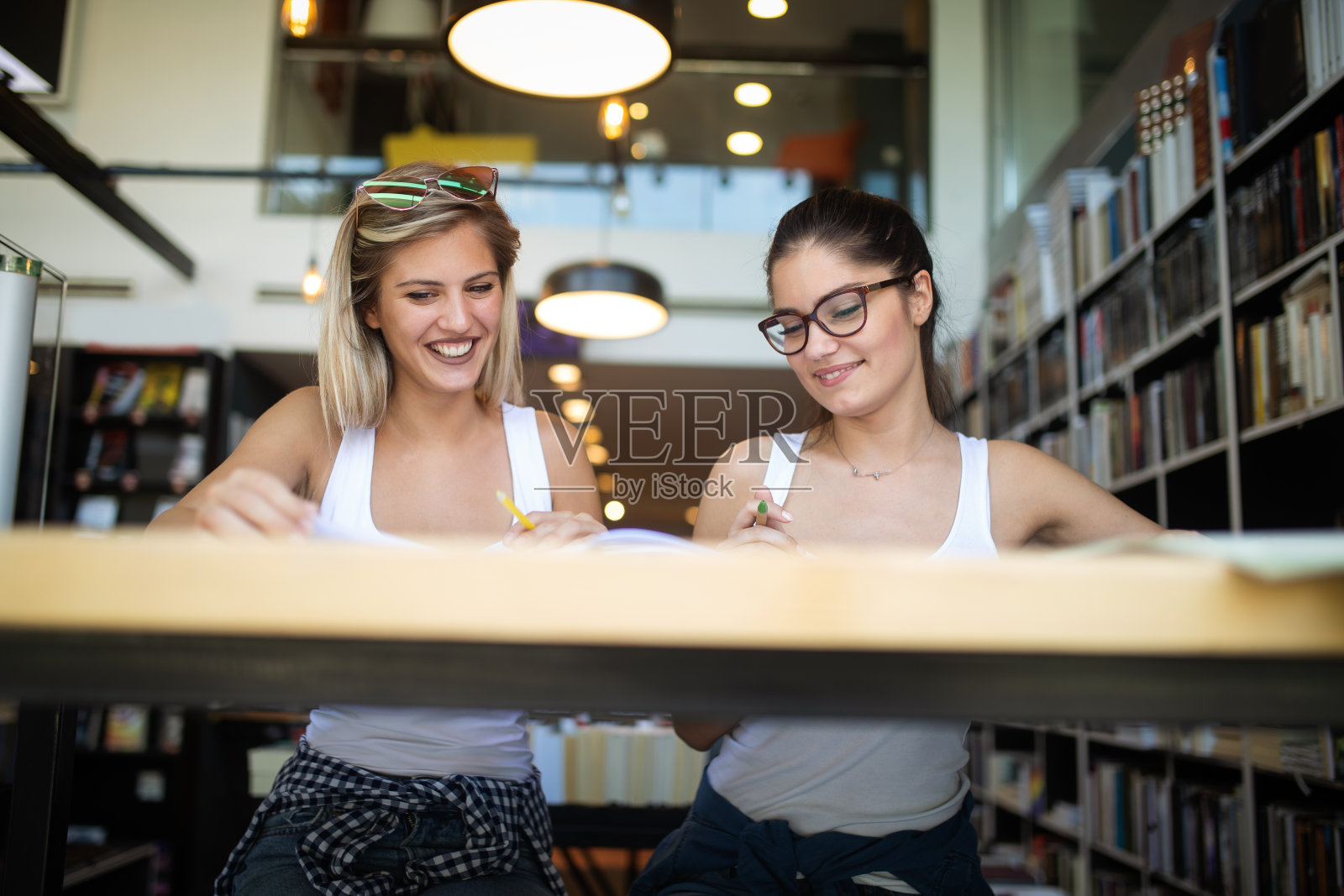 一群在大学校园里一起学习的朋友照片摄影图片