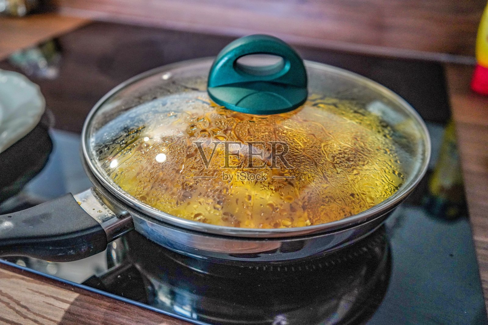 正在煎蛋卷照片摄影图片