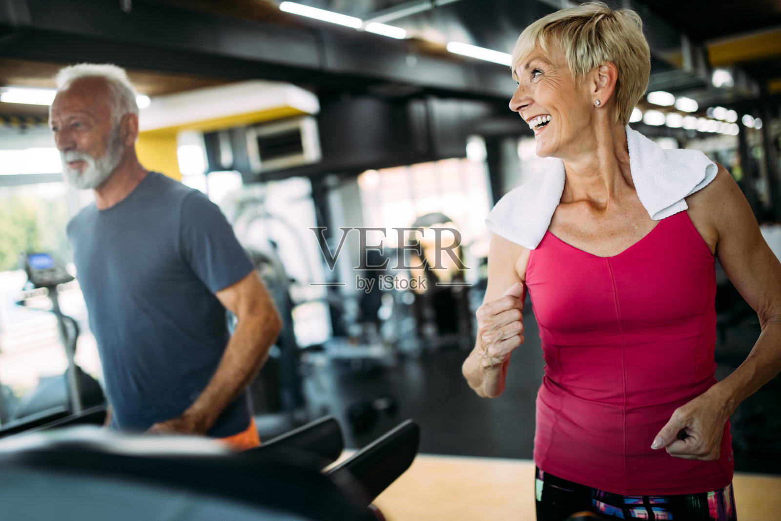 适合的老年运动夫妇一起在健身房锻炼照片摄影图片