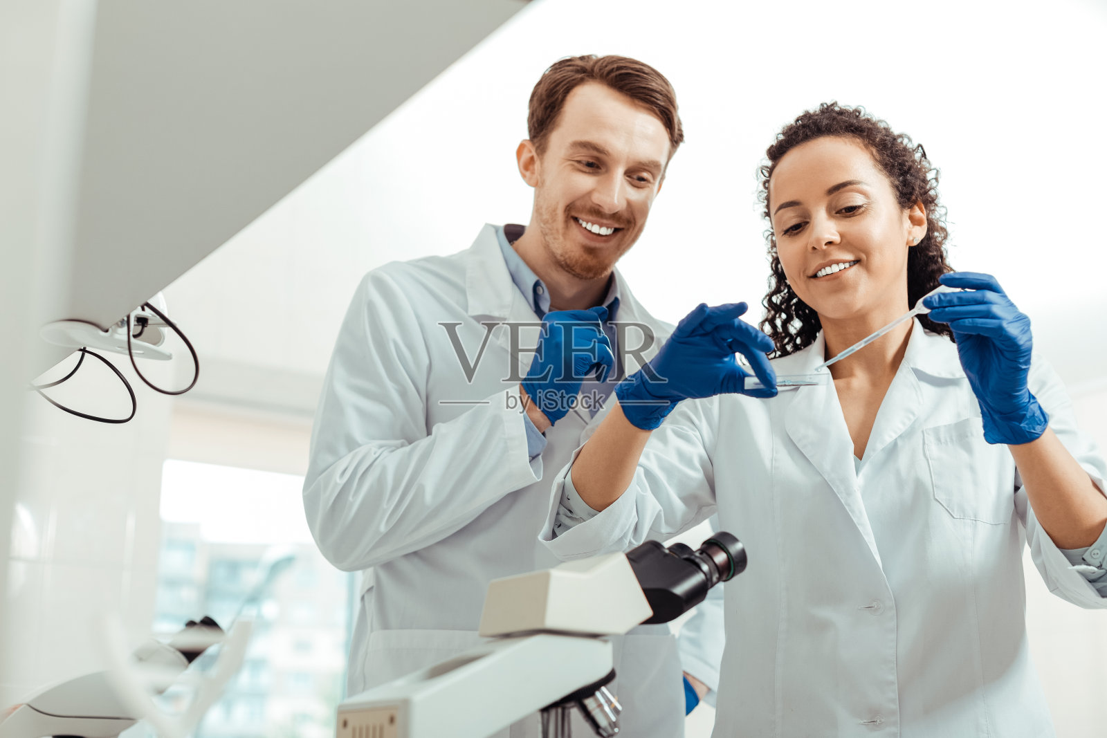 快乐积极的生物学家进行了一项成功的研究照片摄影图片