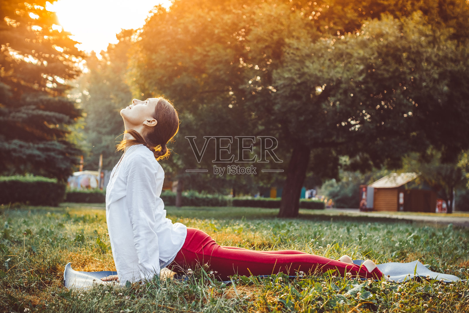 女孩在户外做瑜伽照片摄影图片
