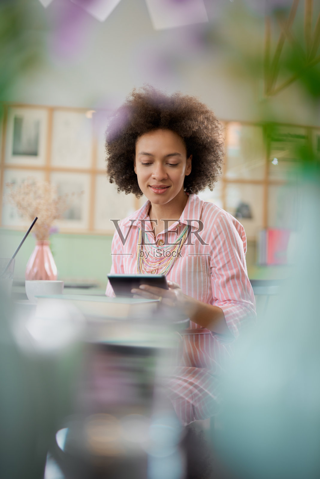在餐厅里用平板电脑的女人。照片摄影图片