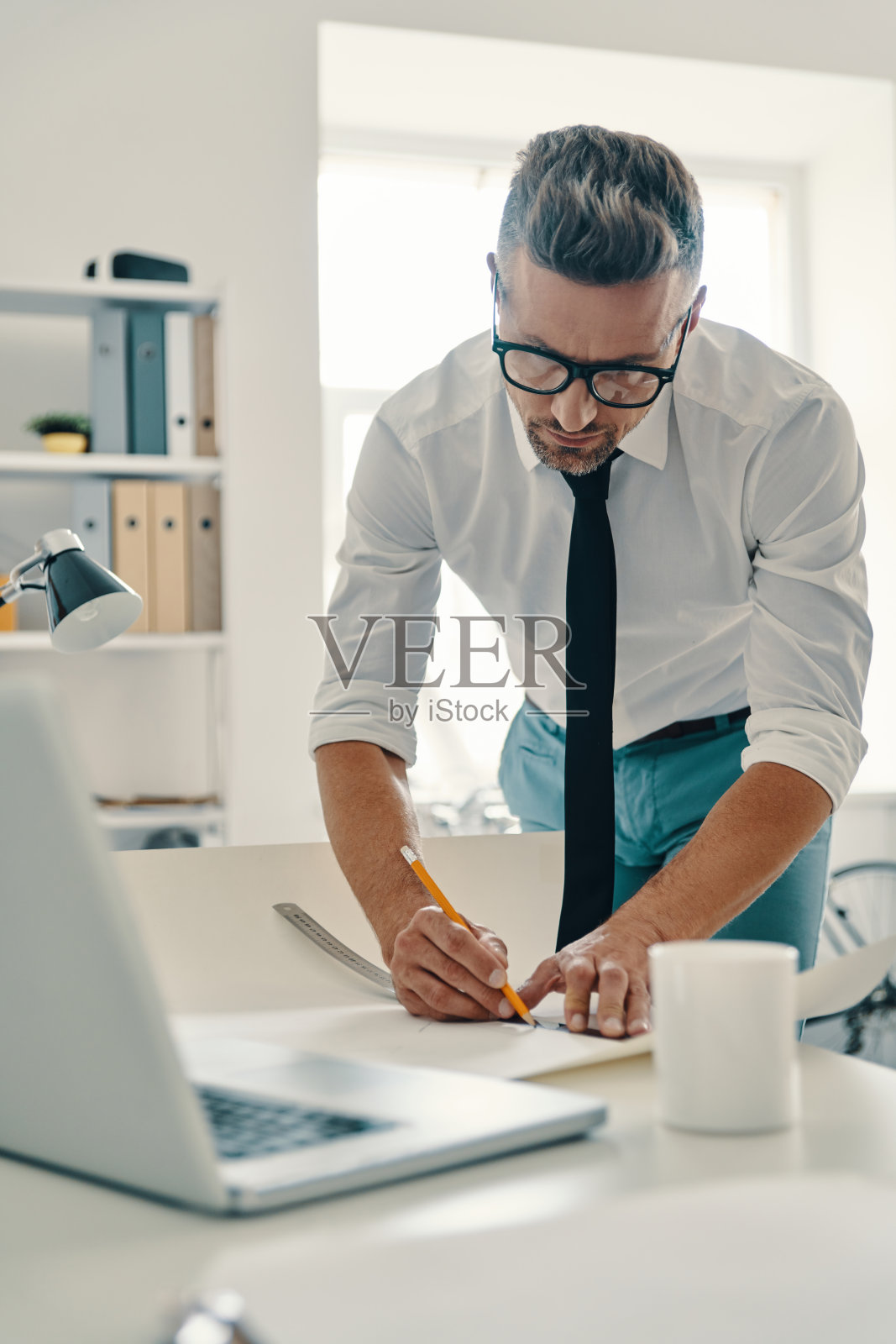 处理生意。照片摄影图片