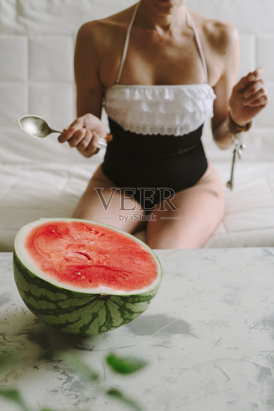 漂亮女人在室内吃西瓜照片摄影图片