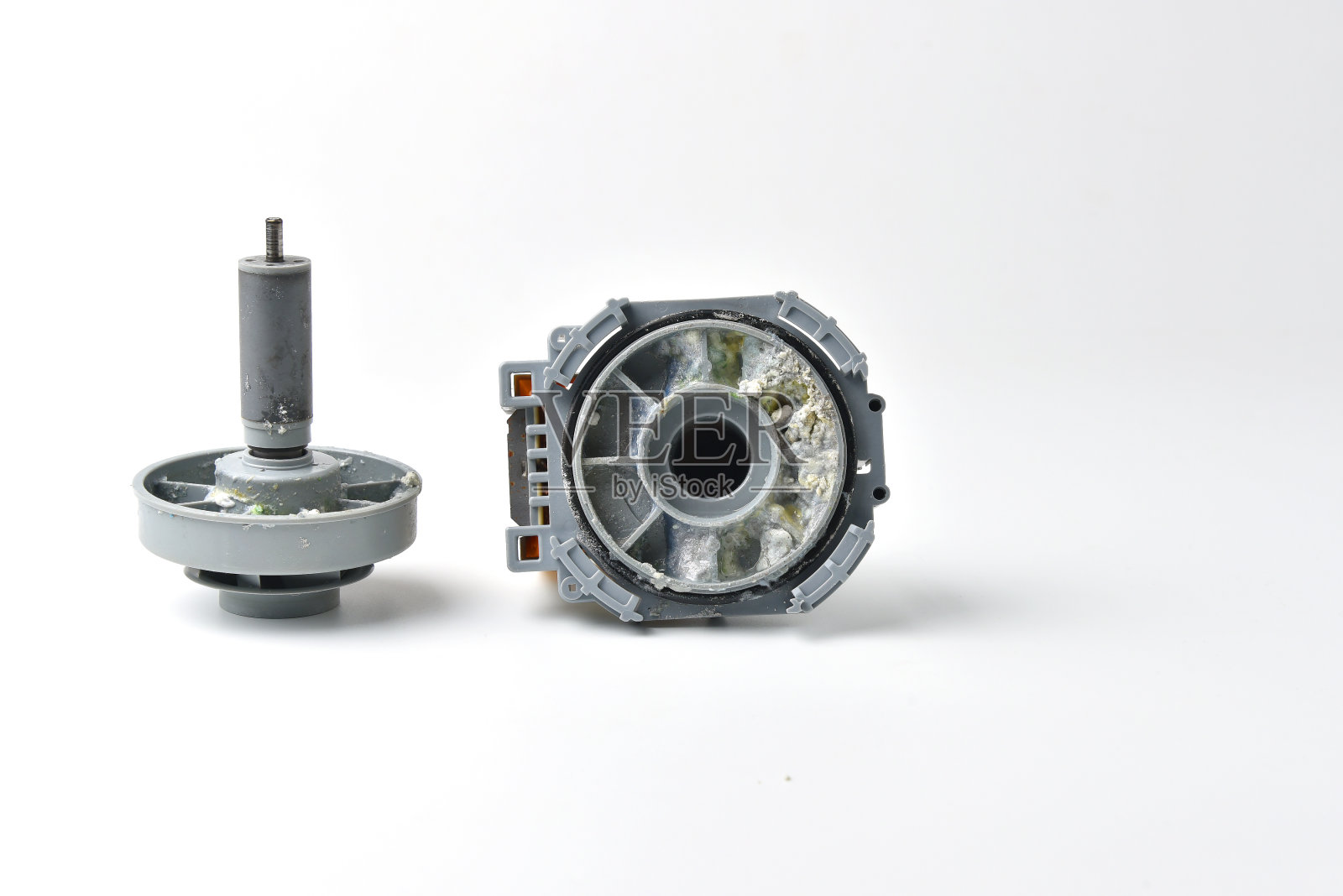 水泵部分。洗碗机。水垢存款。硬水。孤立在白色背景上。照片摄影图片