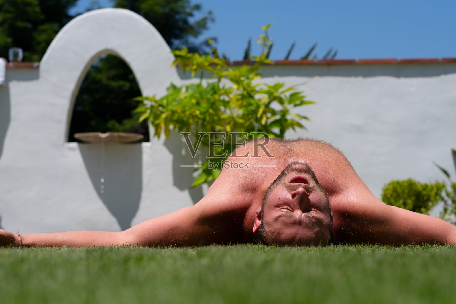 一名成年男子在他的前院晨练后看起来疲惫不堪照片摄影图片