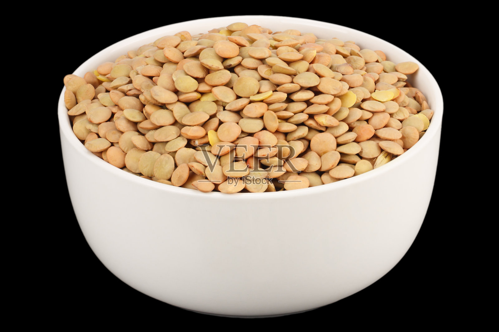 小扁豆放在白色盘子里，孤立在黑色背景上照片摄影图片