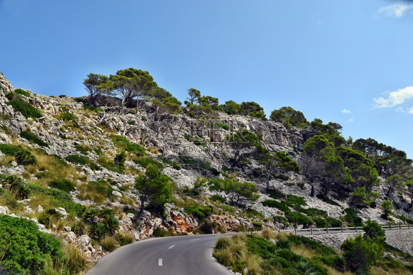 开放的沿海公路蜿蜒通过灯塔帽的福门托照片摄影图片