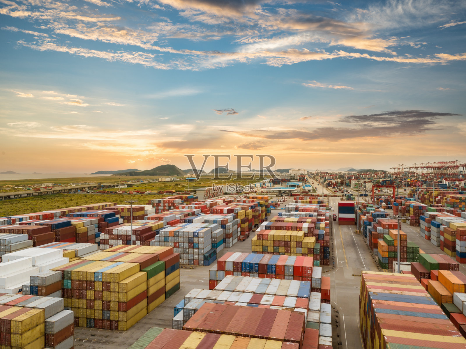 船厂集装箱货轮、货机与工作吊桥的物流运输照片摄影图片