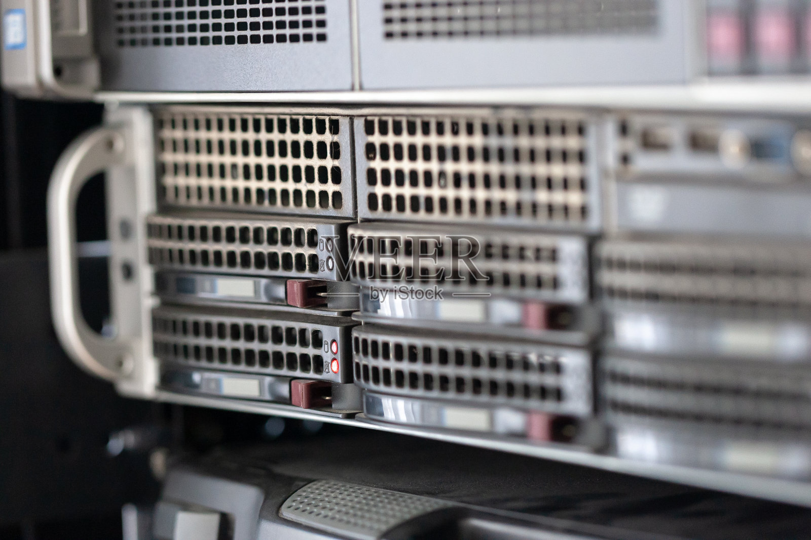 机架式服务器设备上的硬盘驱动器损坏。黑客攻击数据服务器。照片摄影图片