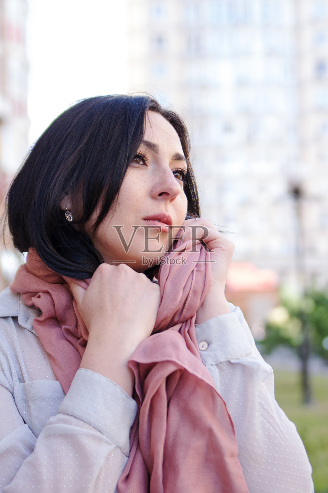 穿着便服的女人在城市的街道上。照片摄影图片