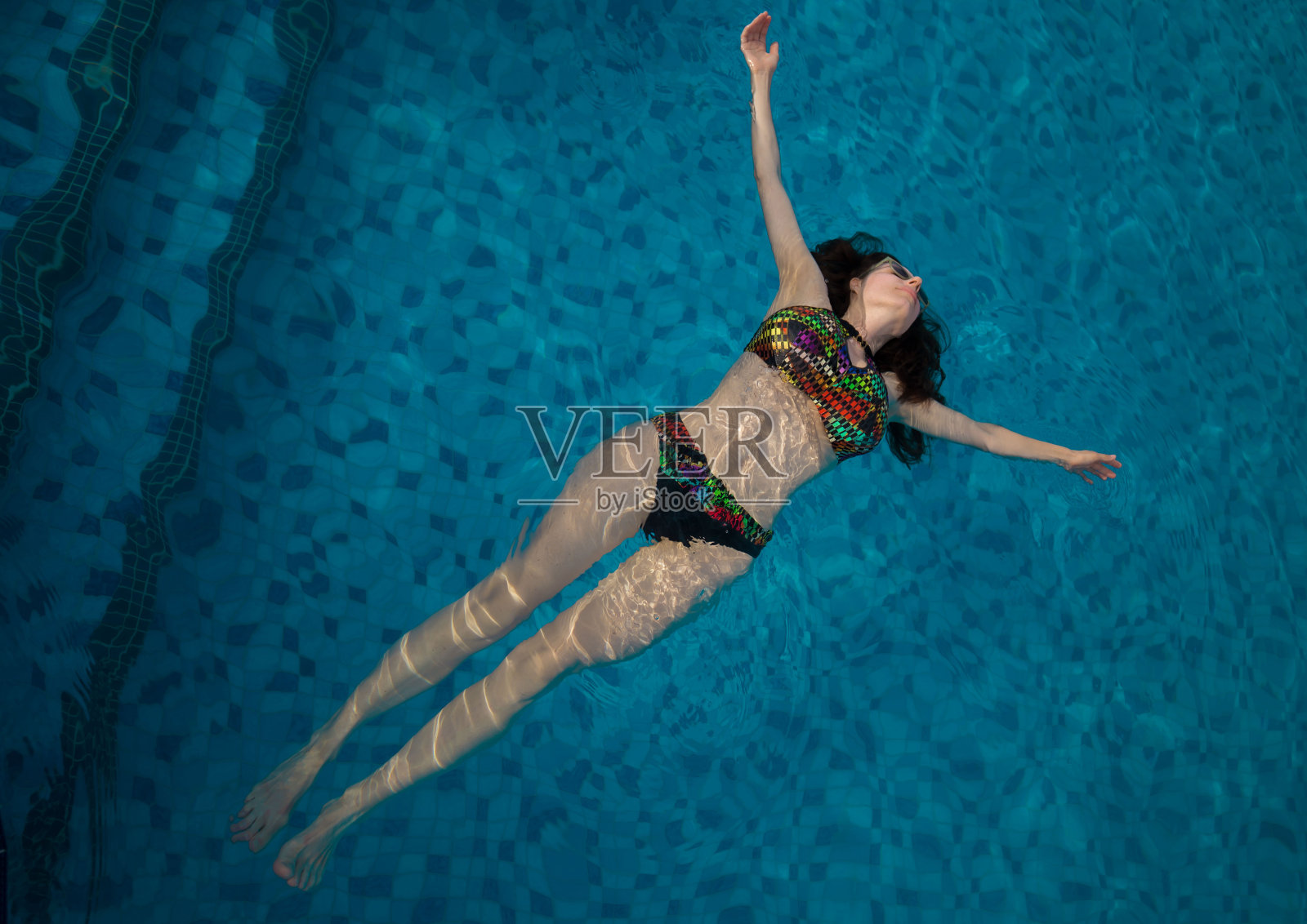 阿联酋：在游泳池放松的女人照片摄影图片