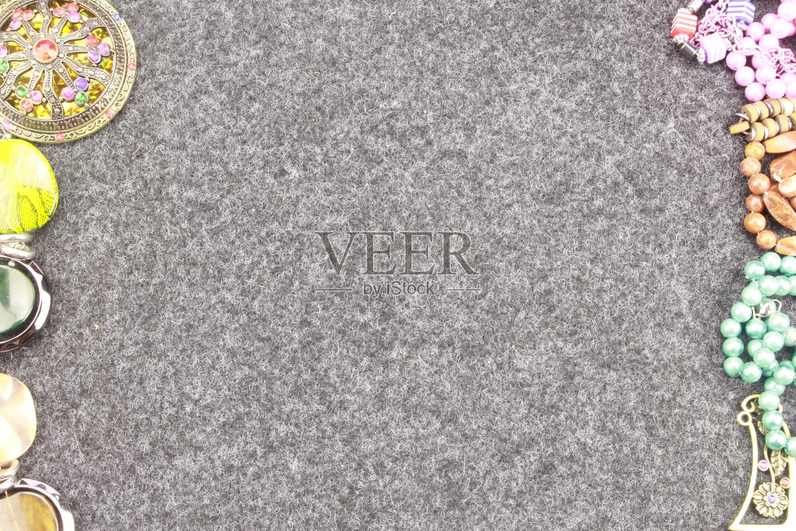 灰色背景下的珠宝。照片摄影图片