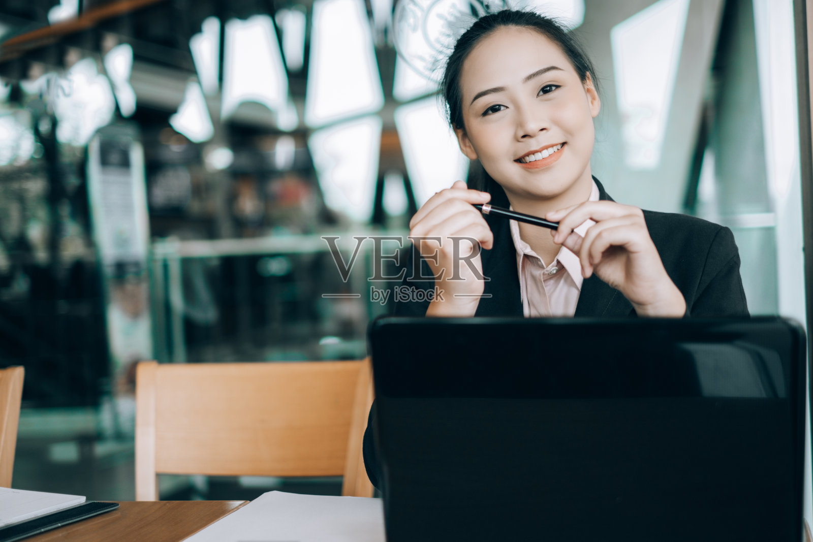 女企业家在会议室分析投资图，讨论投资计划照片摄影图片