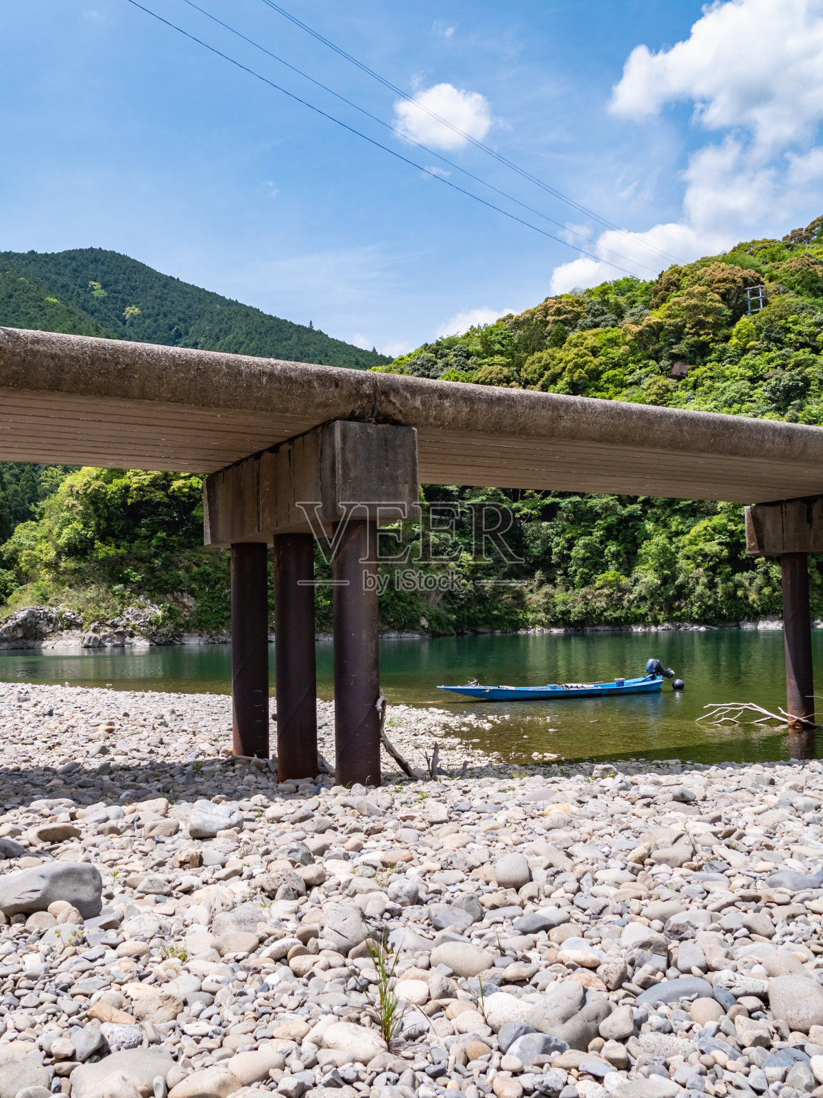 Katsuma Chinkabashi在日本高知县Shimanto河。Chinkabashi是低水位的渡口，没有护墙，以免被洪水冲走。照片摄影图片