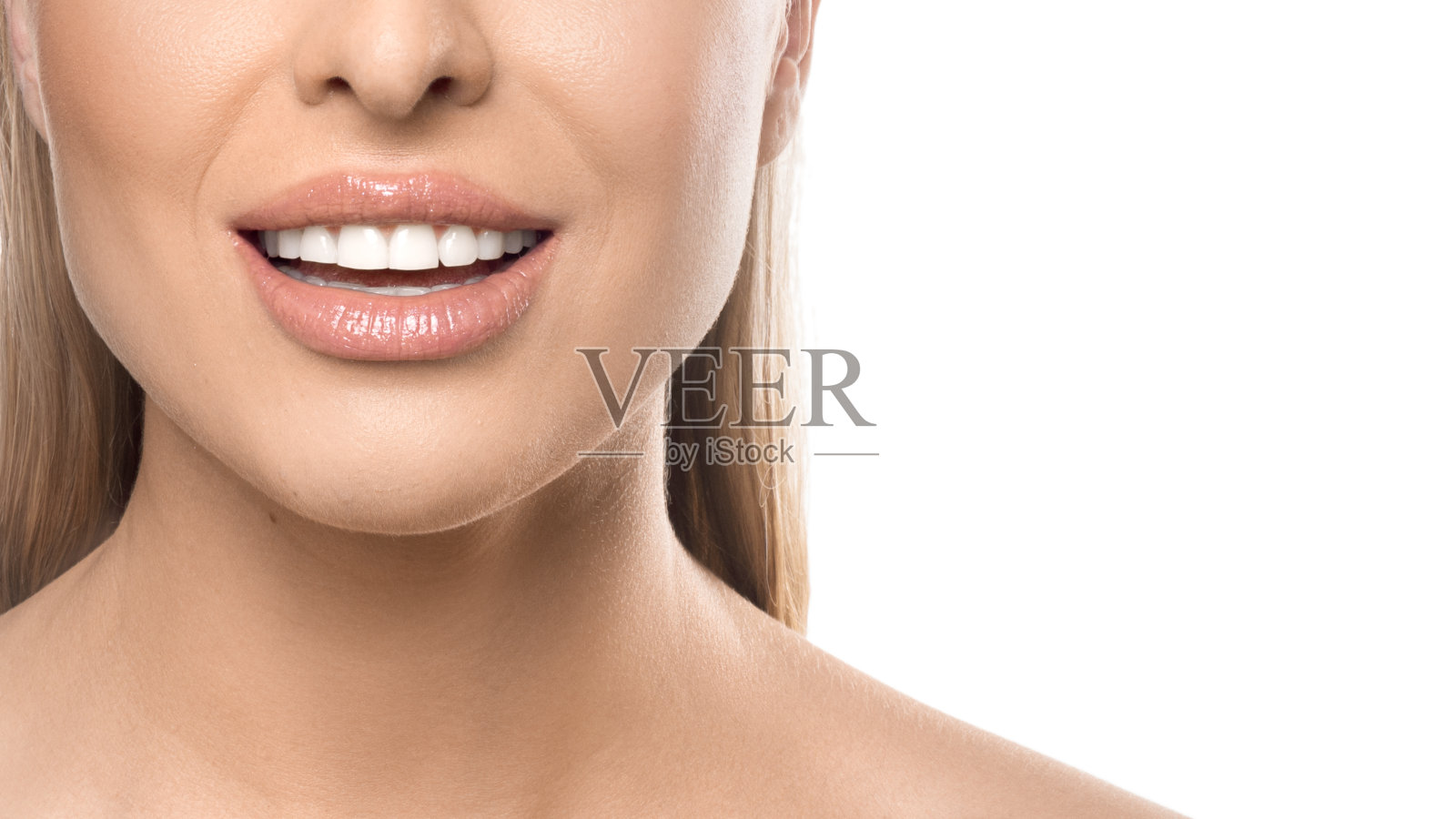 近距离微笑的女人肖像在白色的背景。牙齿护理和牙齿美白概念。照片摄影图片