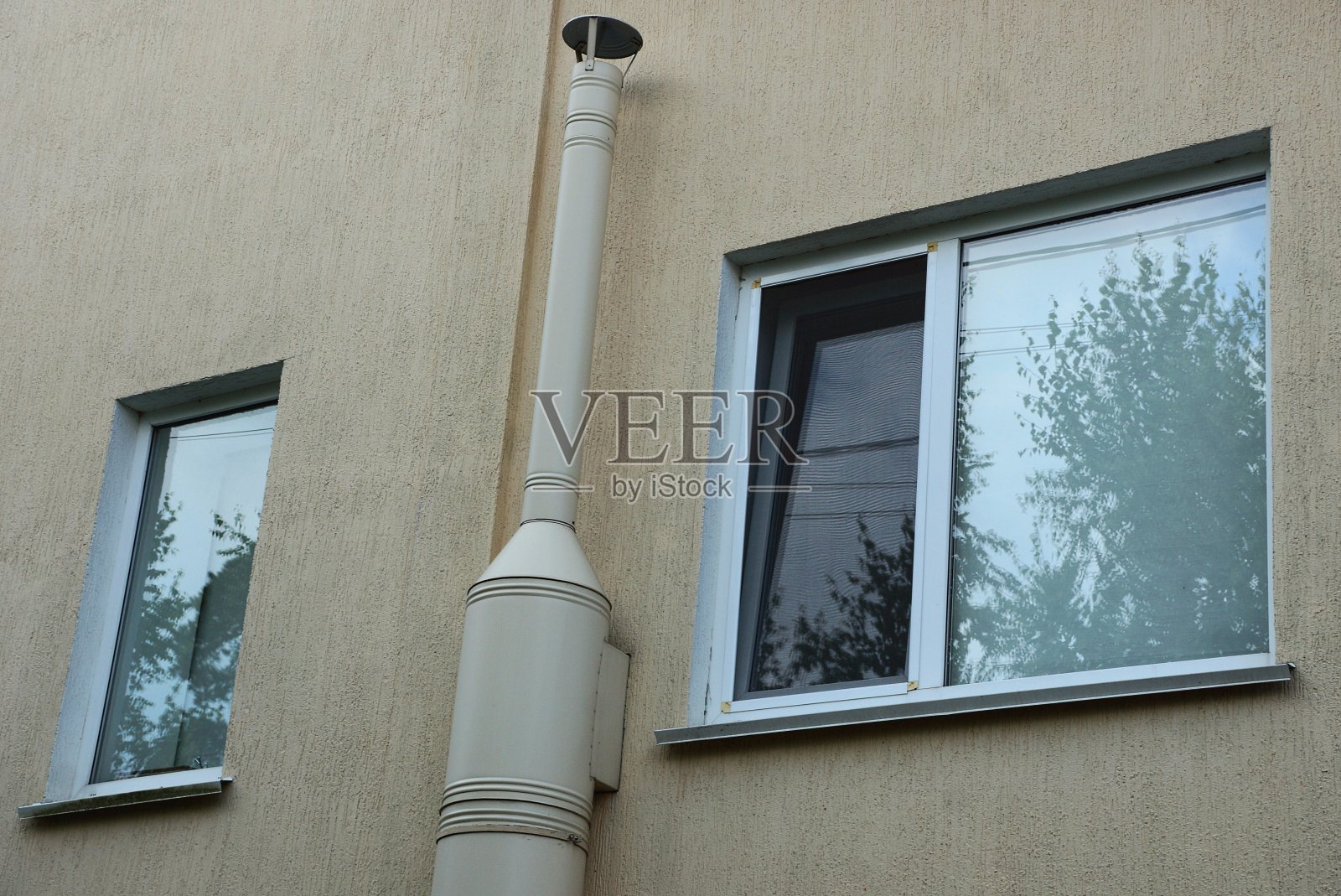 有窗户和金属烟囱的房子的墙壁照片摄影图片