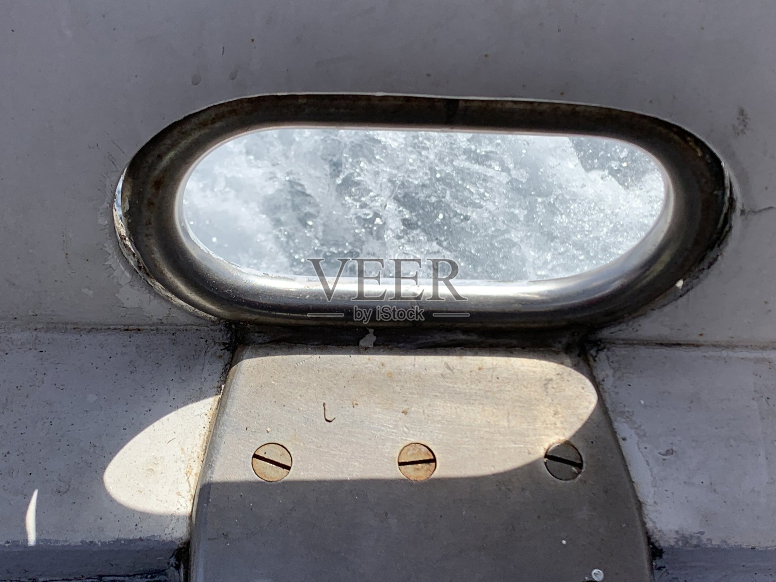 椭圆形的窗缝，在一艘船上照片摄影图片