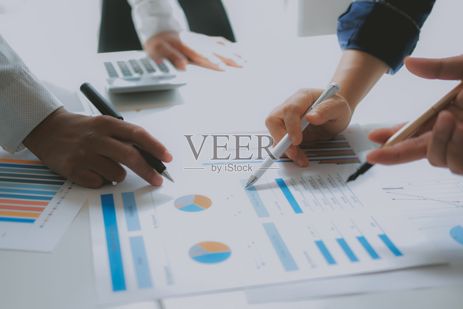 财务顾问与投资者讨论。商务人士开会。商人与团队合作照片摄影图片