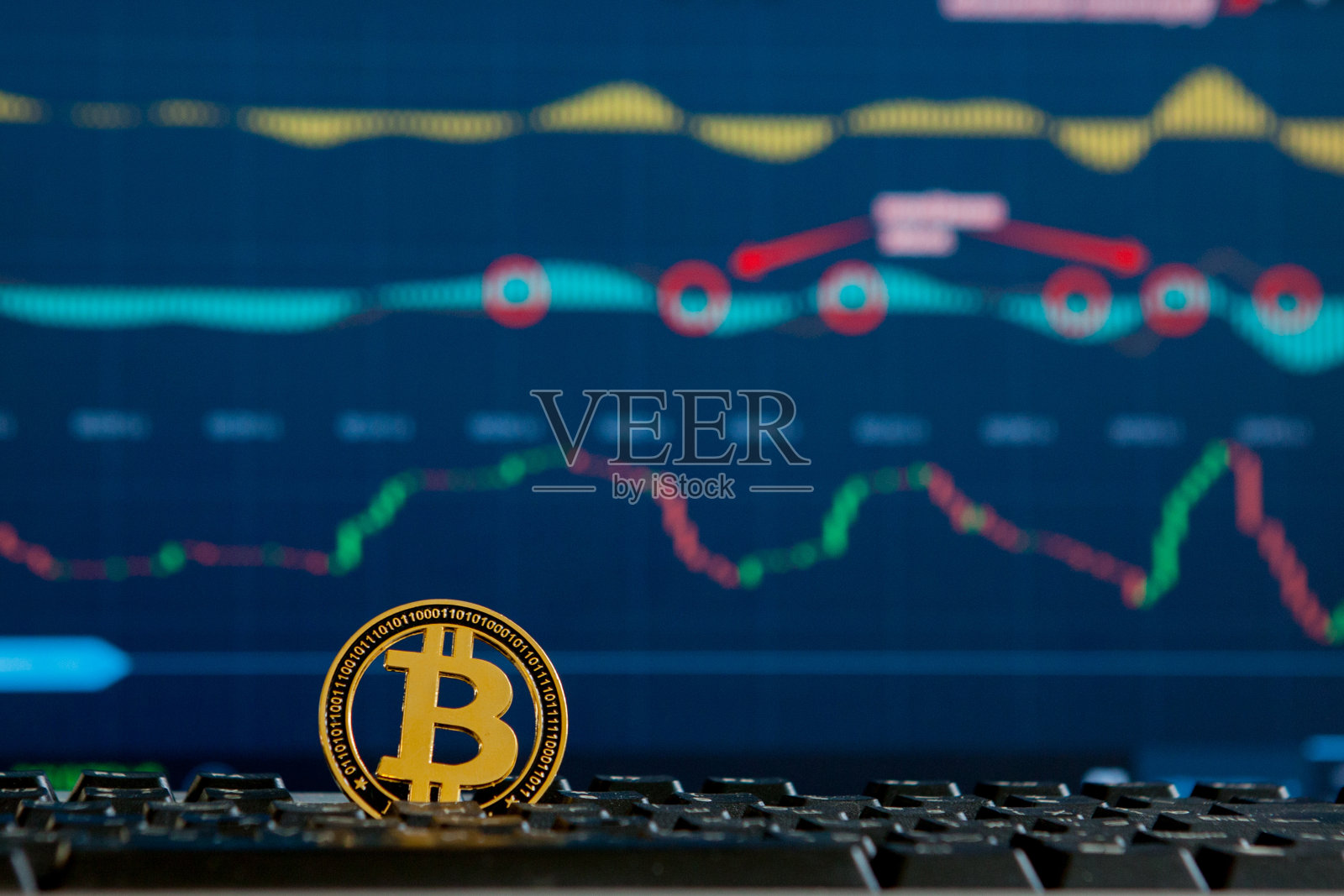 比特币金币和散焦图表背景。虚拟cryptocurrency概念。比特币在阶梯图表加密货币概念。带有区块链概念的比特币照片摄影图片