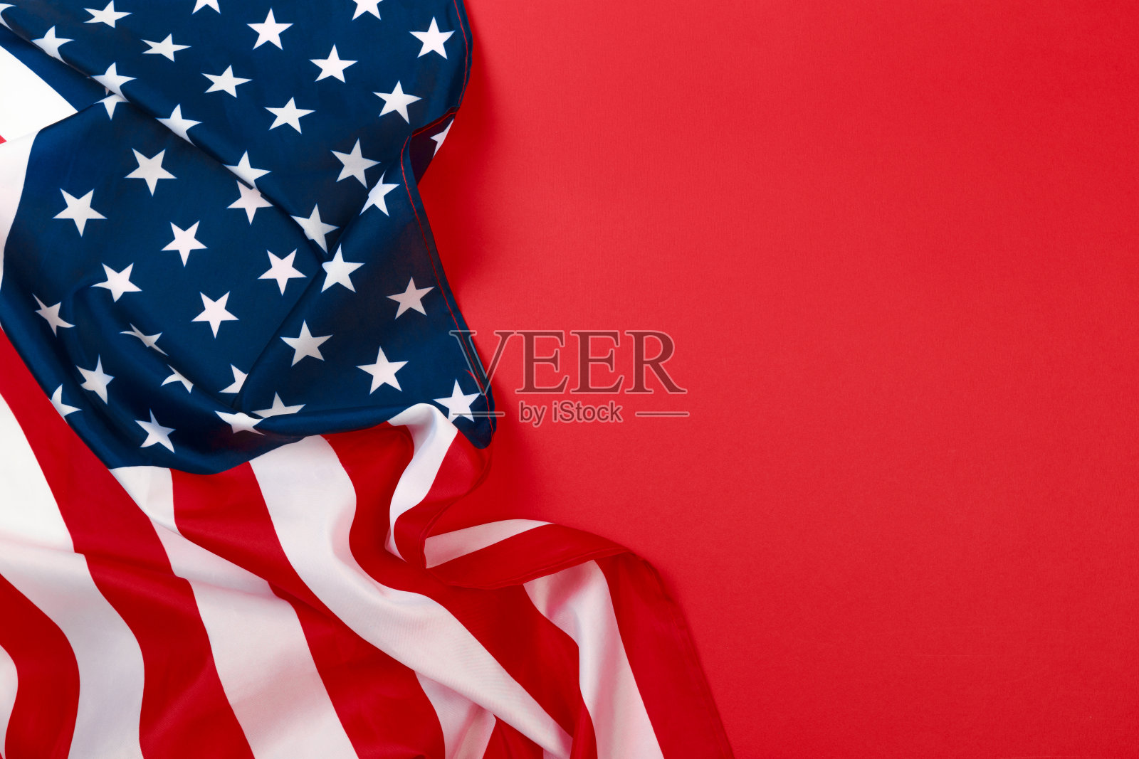 美国国旗在红色背景俯视图-图像照片摄影图片