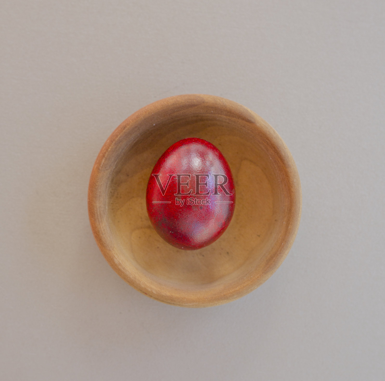 红色的复活节彩蛋近了。照片摄影图片