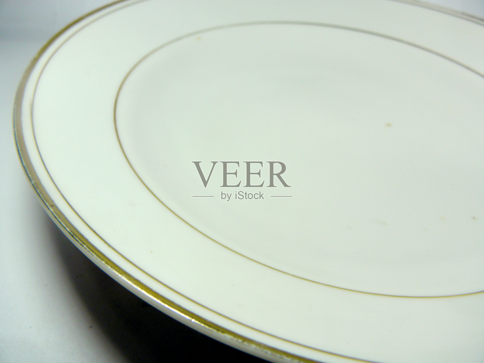 空盘子孤立在白色背景上照片摄影图片