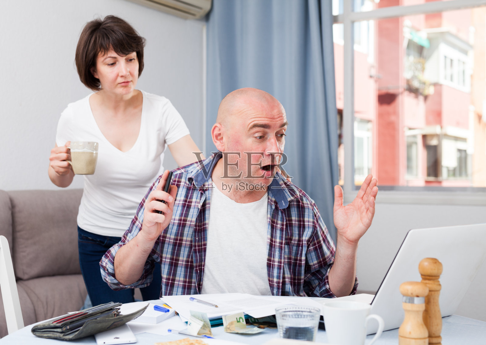 家庭经济问题照片摄影图片