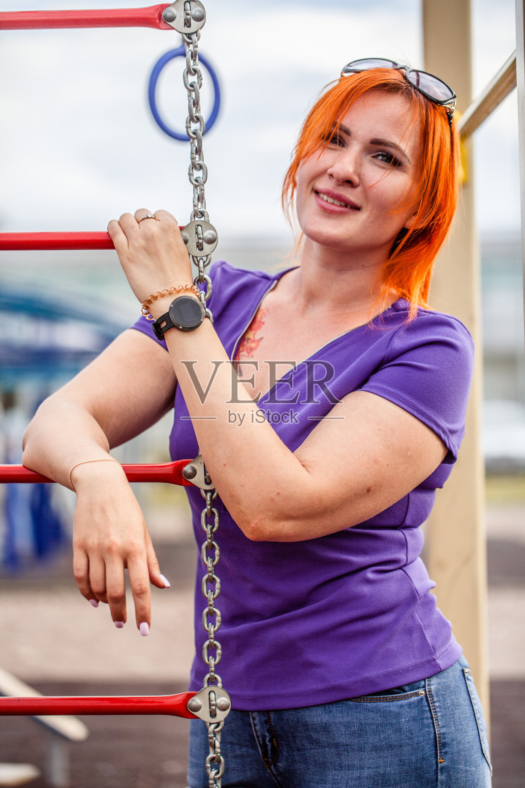 户外一位红发年轻女子的肖像照片摄影图片