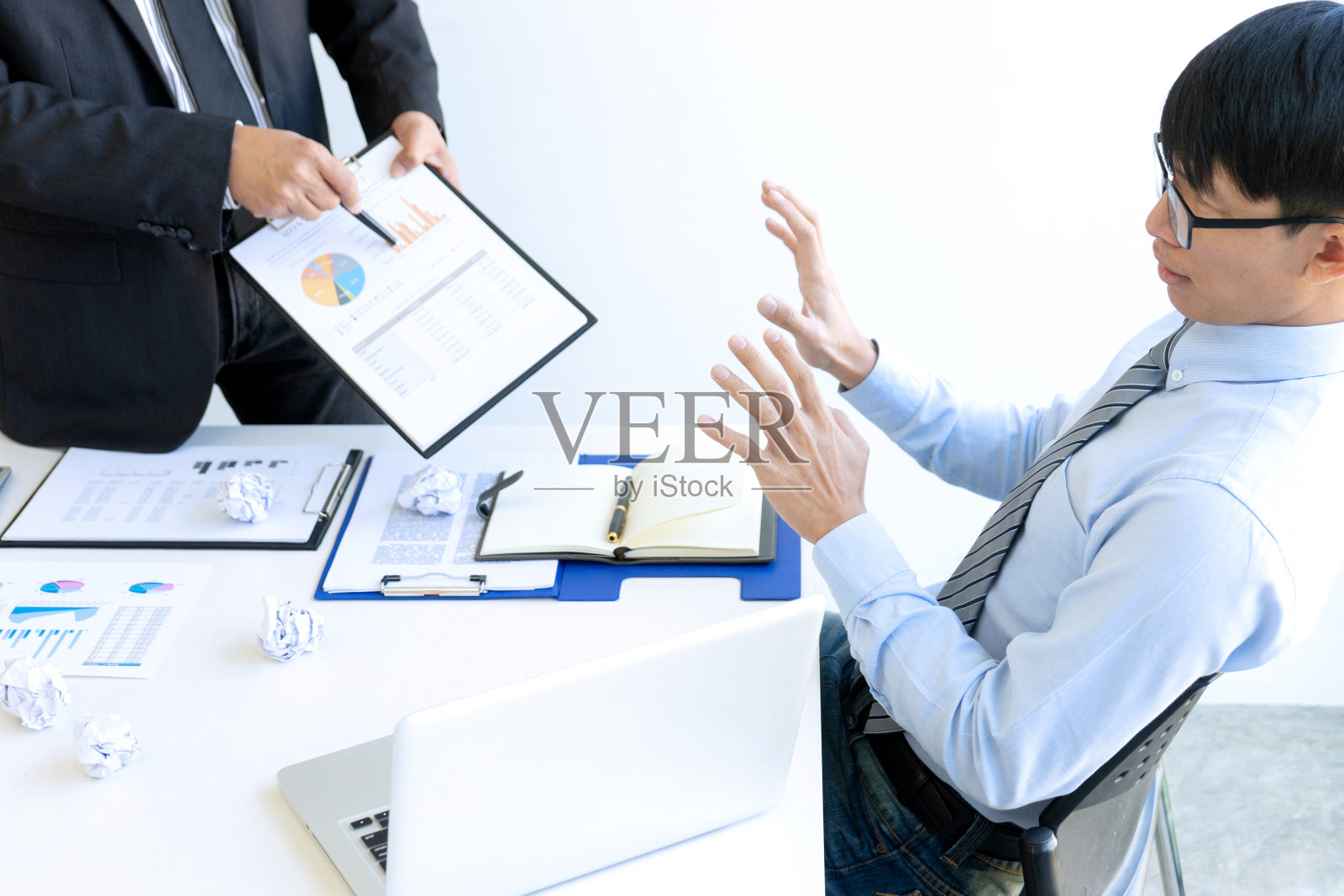 老板生气了，大叫大嚷照片摄影图片