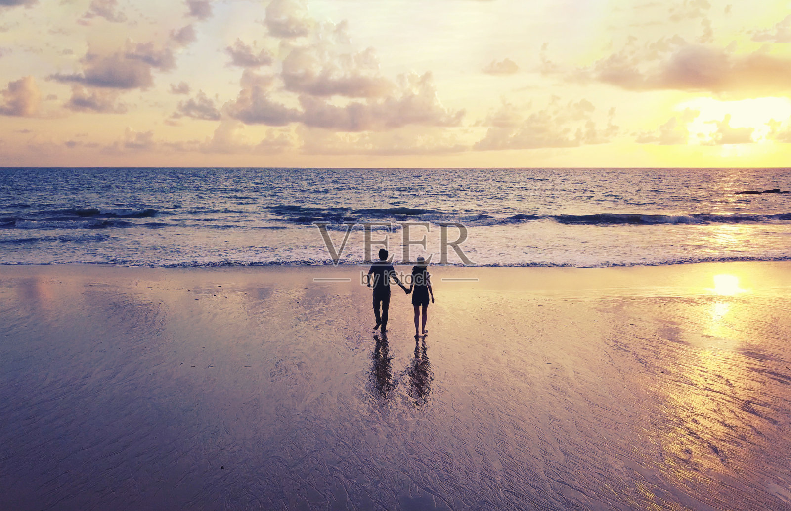 快乐的亚洲夫妇在海滩约会在旅行蜜月旅行假期假期户外。泰国普吉岛日落时的海洋或自然海洋照片摄影图片