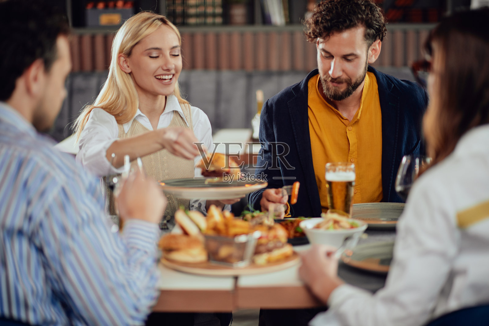 朋友们在餐厅享用晚餐照片摄影图片