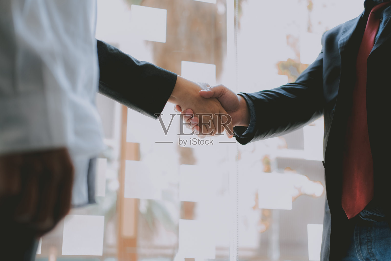 商务人士见面后握手。同事们握手。团队合作的概念。照片摄影图片