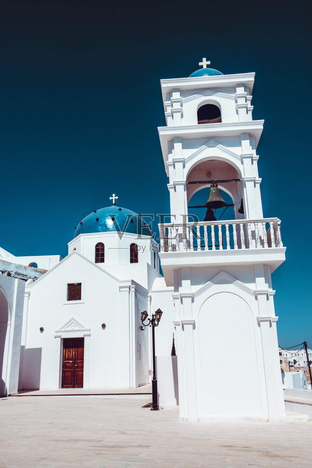 美丽的教堂和钟楼在圣托里尼，希腊照片摄影图片