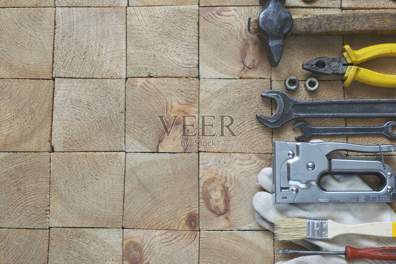 旧的处理和建筑工具平铺在木制表面上，用于插图和背景照片摄影图片