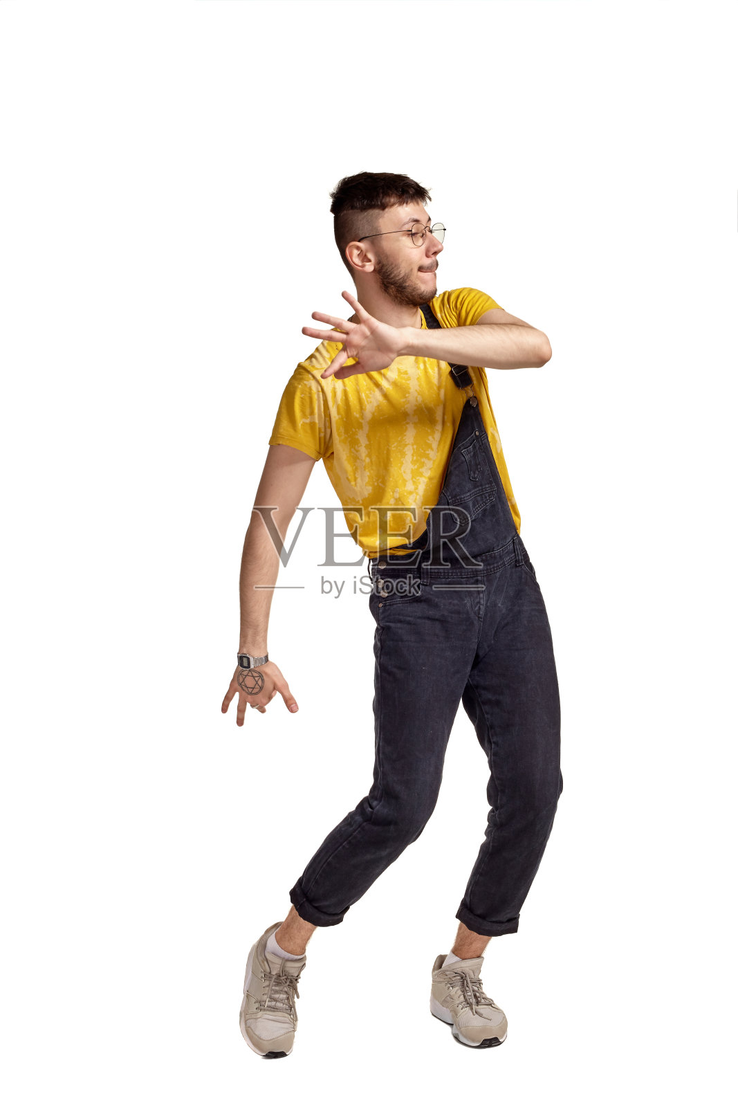 一个有趣的家伙在工作室舞蹈的完整长度肖像在白色的背景孤立照片摄影图片