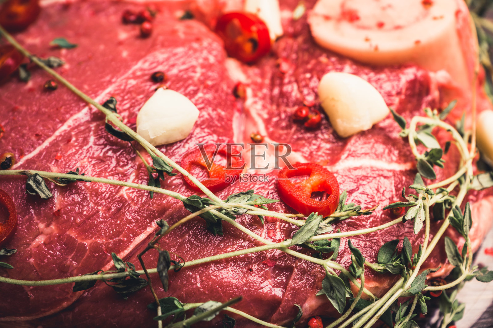 乡村背景下的新鲜生肉照片摄影图片