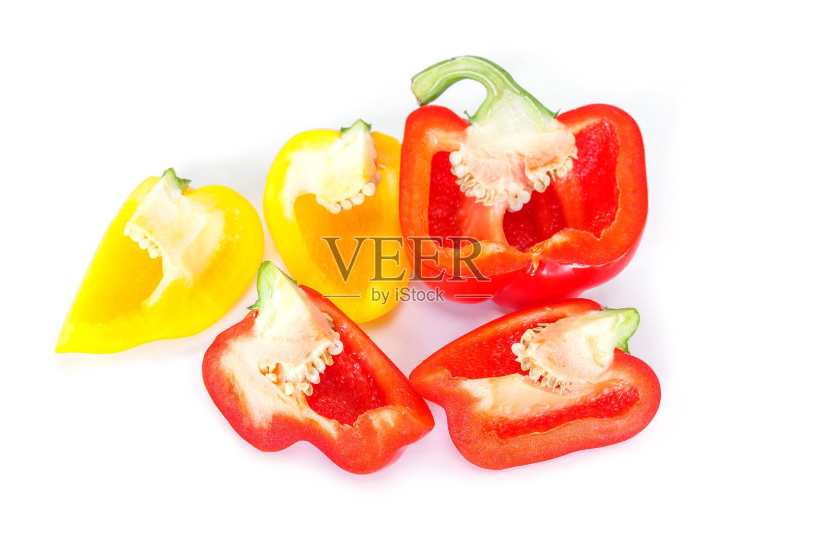 红色和黄色的甜椒在白色的背景上切成小块。照片摄影图片