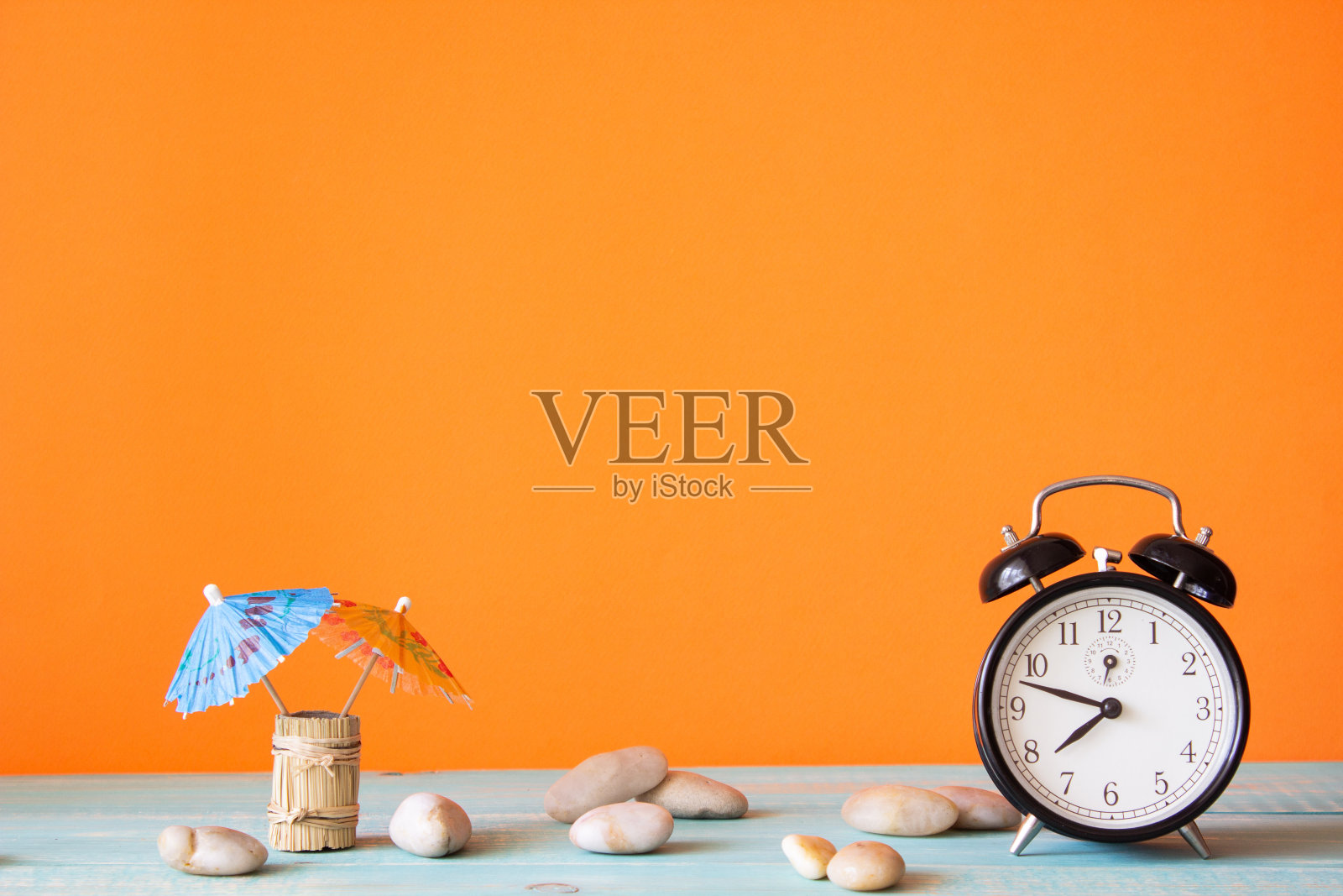 钟和纸伞。夏季最小的概念照片摄影图片