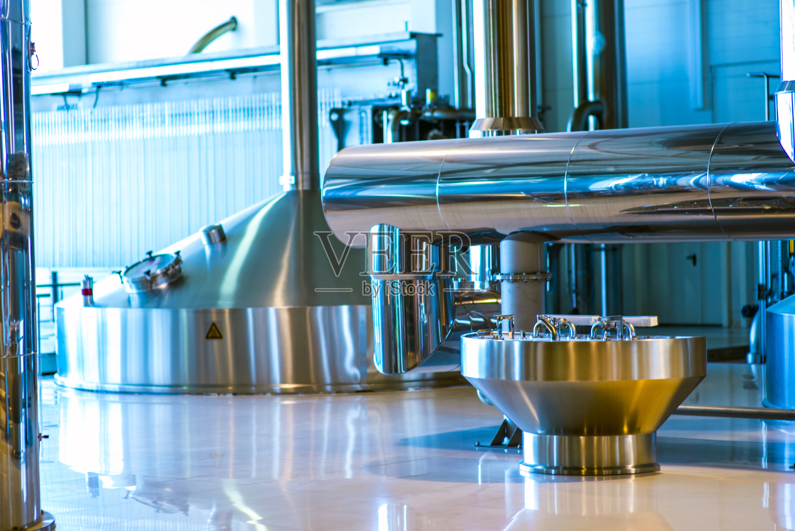 储存啤酒的容器。现代酿酒生产。照片摄影图片