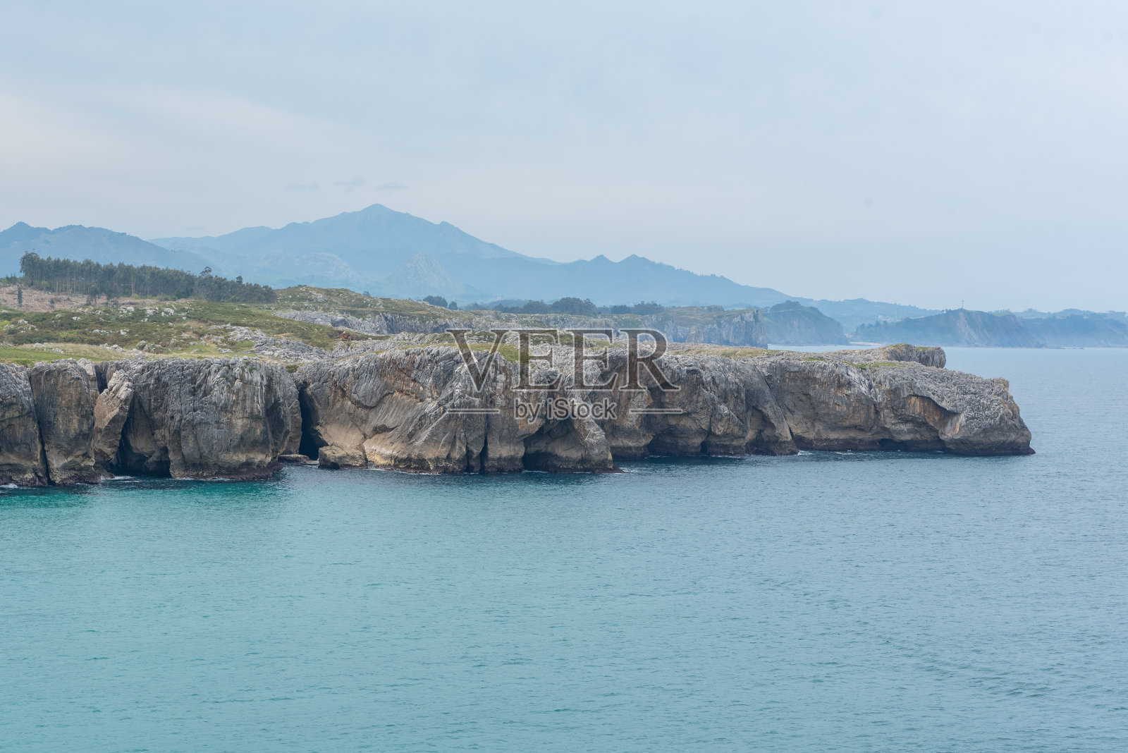 西班牙阿斯图里亚斯州托里姆比亚和托兰达风景秀丽的海滩图片照片摄影图片