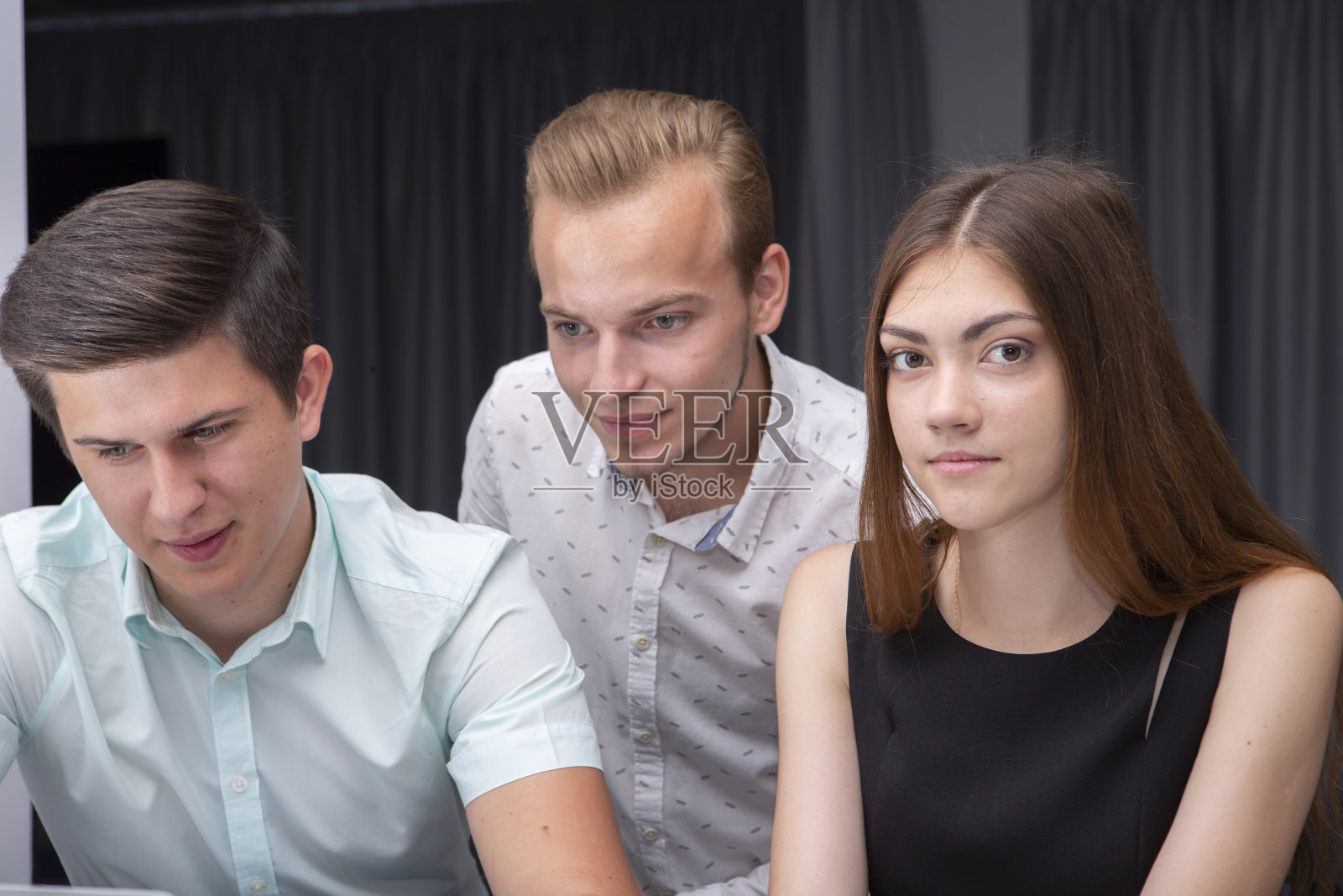 受过教育的广告商，两个男孩和一个女孩开发和发布广告，进行市场调查照片摄影图片